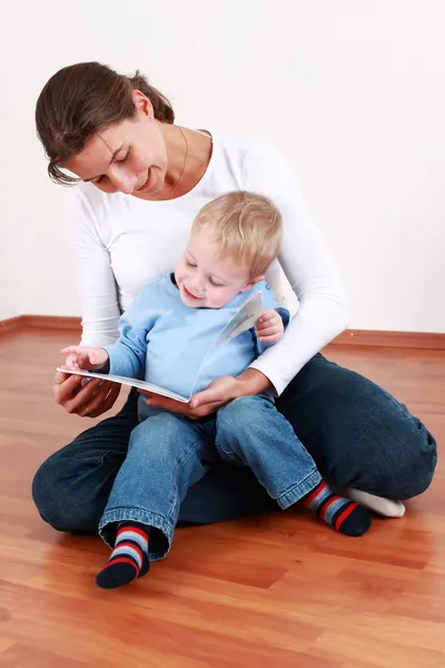 Reading with mom — Stock Photo, Image