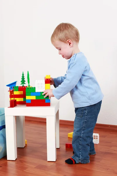 Vackra pojke leker med block — Stockfoto