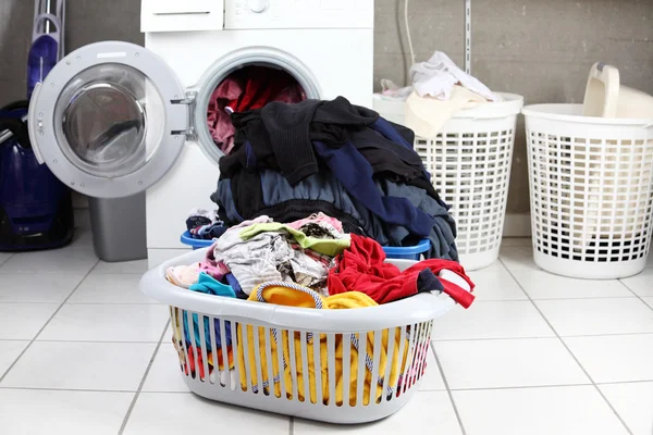 Duas Cestas Roupa Suja Sala Lavagem — Fotografia de Stock