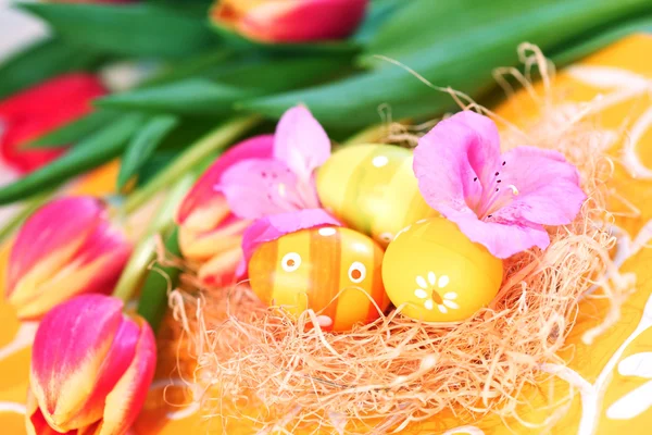 春のテーブルの装飾のためのチューリップとイースターの卵 — ストック写真