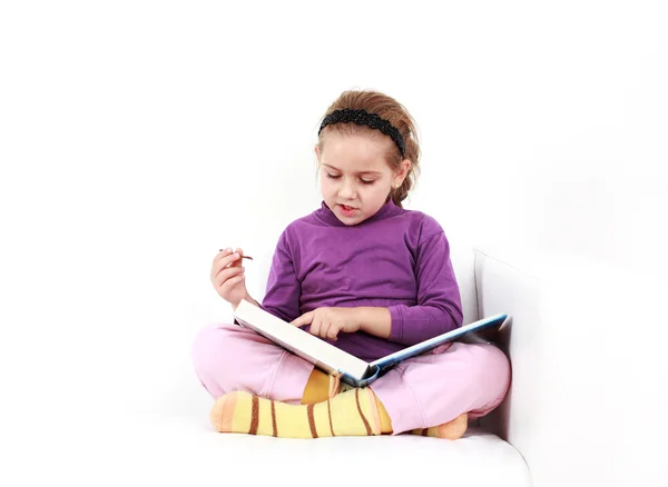 Dívka čtení — Stock fotografie