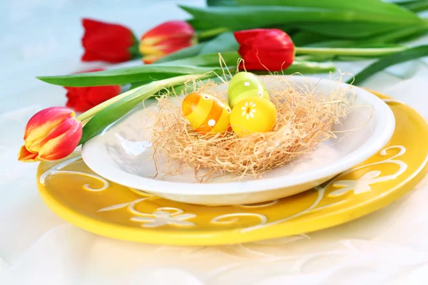 Пасхальные Яйца Тюльпанами Украшения Весеннего Стола — стоковое фото