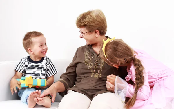 Bambini felici con la nonna — Foto Stock