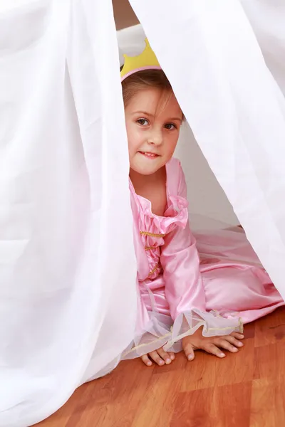 Schattig Meisje Gekleed Als Prinses Spelen Verstoppertje Thuis — Stockfoto