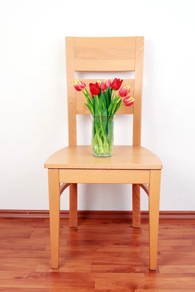 Καρέκλα με λουλούδια — Φωτογραφία Αρχείου