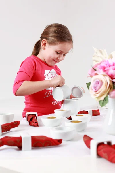 Girl helps to set table — Stock Photo, Image