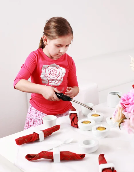 Girl helps to set table — Stock Photo, Image
