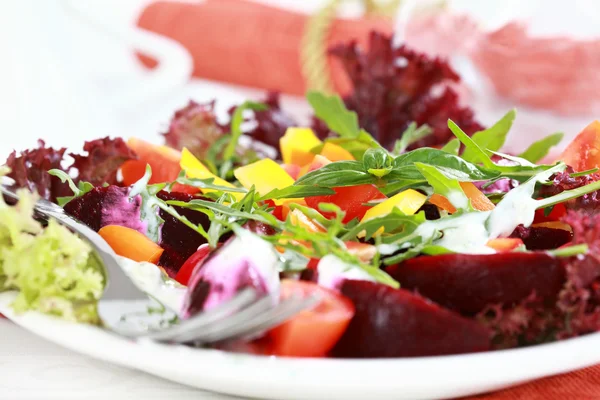 Plantaardige salade met rode biet — Stockfoto