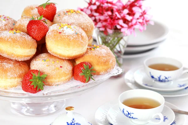 Berliner - doughnut fyldt med jordbærsyltetøj - Stock-foto
