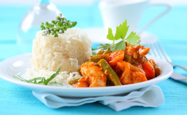 Röd kyckling curry ränder med ris — Stockfoto
