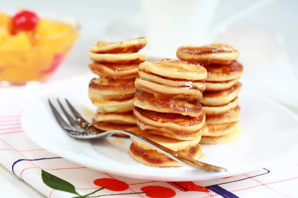 Sweet mini pancakes with pancake maker — Stock Photo, Image