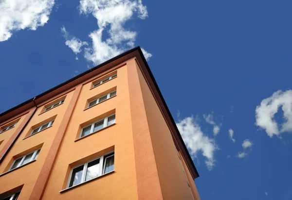 Bloco de apartamentos - edifício de apartamentos — Fotografia de Stock