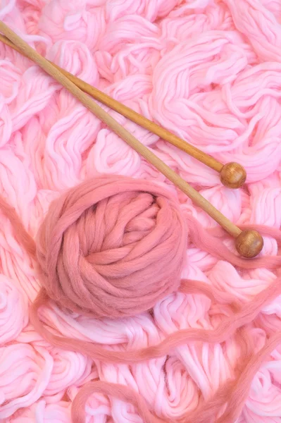 Gebied van roze wol met naalden — Stockfoto