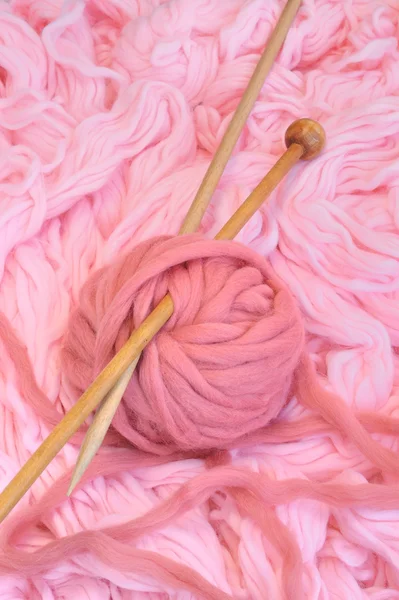 Esfera de lana rosa con agujas —  Fotos de Stock