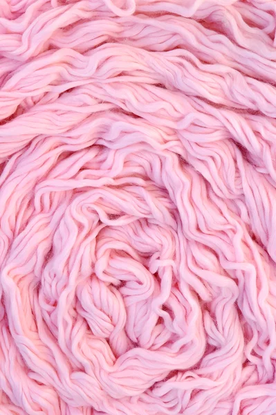 Сфера розовой шерсти с иглами — стоковое фото