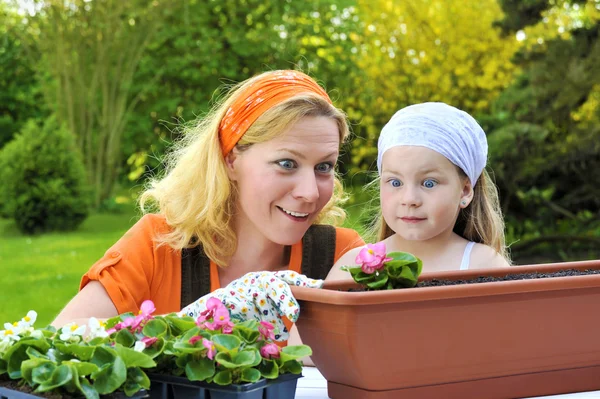 Mãe e filha tendo tempo de jardinagem — Fotografia de Stock