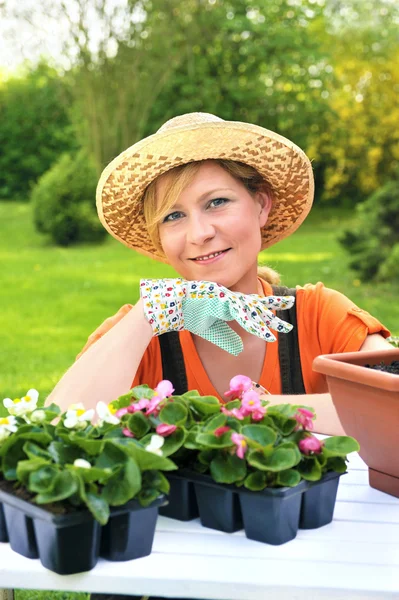 Mulher Jovem Jardinagem — Fotografia de Stock