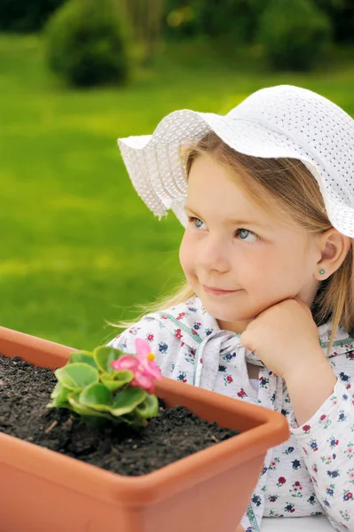 Menina Jardinagem — Fotografia de Stock
