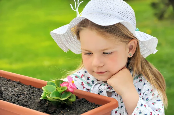 Kleines Mädchen Gartenarbeit — Stockfoto
