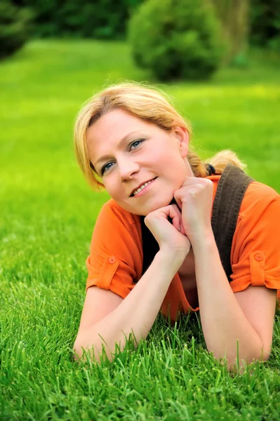 Jonge Vrouw Ontspannen Het Gras — Stockfoto