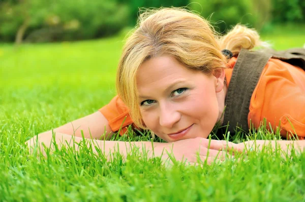 Молода Жінка Розслабляється Траві — стокове фото