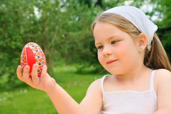 Μικρό Κορίτσι Εκμετάλλευση Πασχαλινό Αυγό — Φωτογραφία Αρχείου