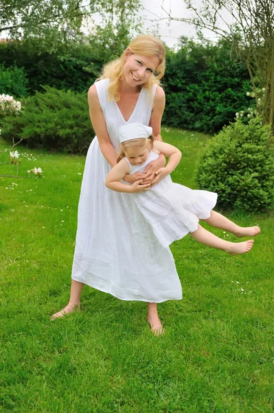Young Mother Daughter Playing Meadow — Stock Photo, Image