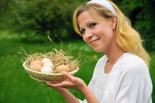 Taze Yumurta Tutan Mutlu Genç Kadın — Stok fotoğraf