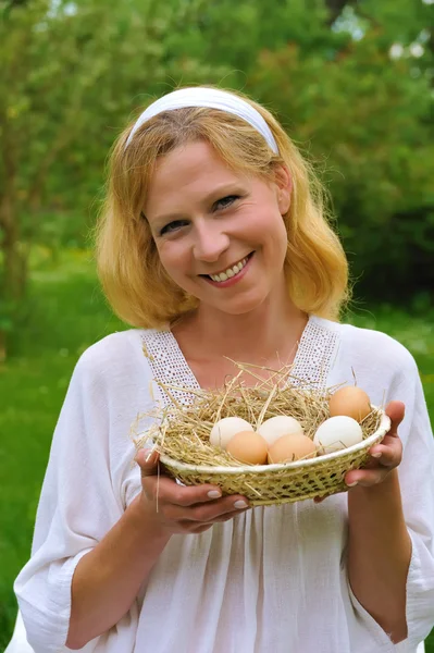 Счастливая Молодая Женщина Держит Свежие Яйца — стоковое фото
