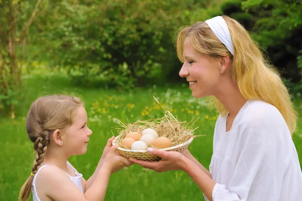Mother and daughter holding fresh eggs — Stock Photo, Image