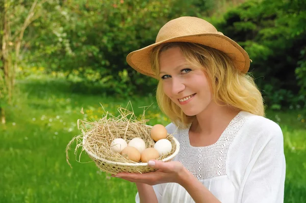 快乐的年轻女人 持有新鲜的鸡蛋 — 图库照片