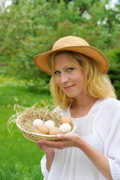 快乐的年轻女人 持有新鲜的鸡蛋 — 图库照片