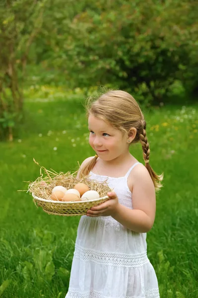 Маленькая Девочка Держит Свежие Яйца — стоковое фото