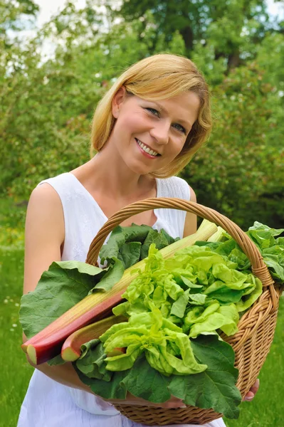 Junge Frau Hält Korb Mit Gemüse — Stockfoto