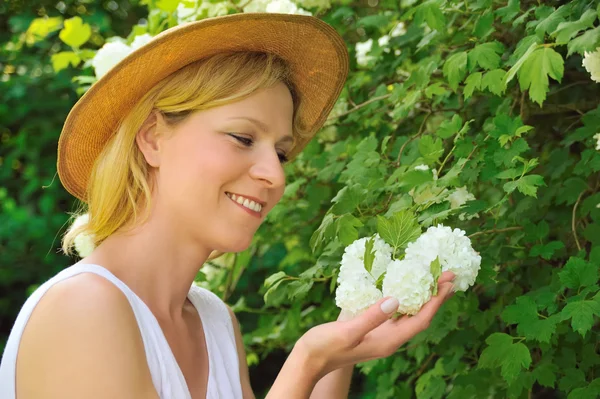 Fiatal nő Kertészet - ügyelve a hógolyó — Stock Fotó