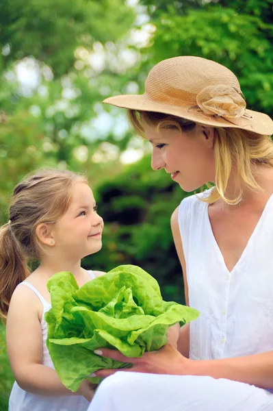 Junge Mutter und Tochter mit Salat — Stockfoto