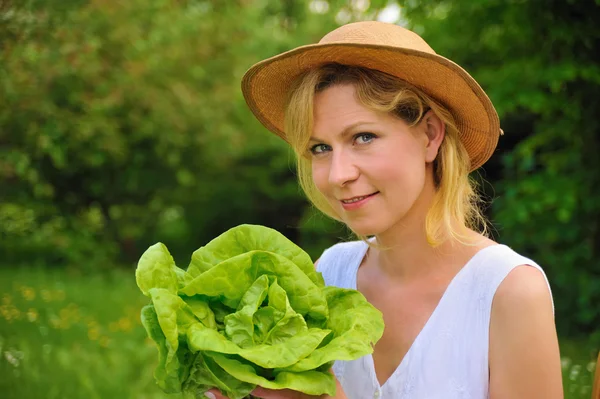 Junge Frau Hält Frischen Salat Der Hand — Stockfoto