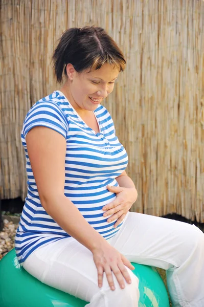 Jovem grávida que se exercita com bola — Fotografia de Stock