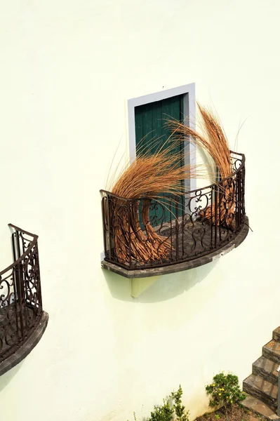 Balkon Aan Oud Huis Madeira Met Pakket Van Rieten — Stockfoto