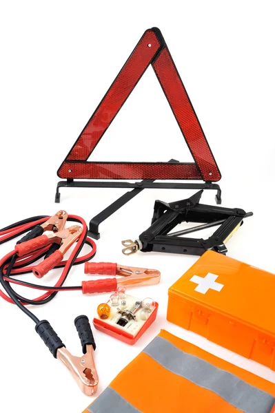 Комплект экстренной помощи для автомобиля - аптечка, автомобильный валет, кабели для перемычки, предупреждающие тросы — стоковое фото