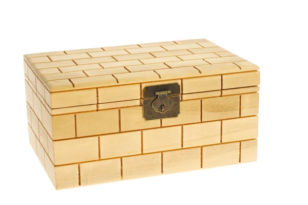 Закрытая деревянная коробка на белом фоне — стоковое фото