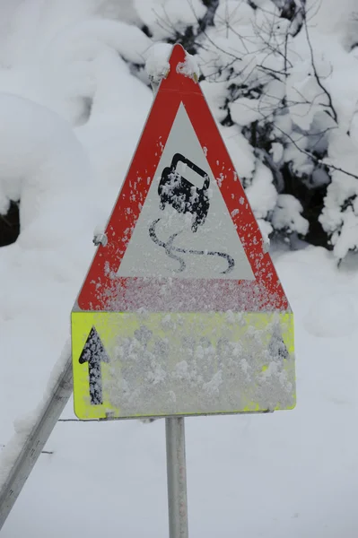Предупреждающий Дорожный Знак Снега Льда Зимой — стоковое фото
