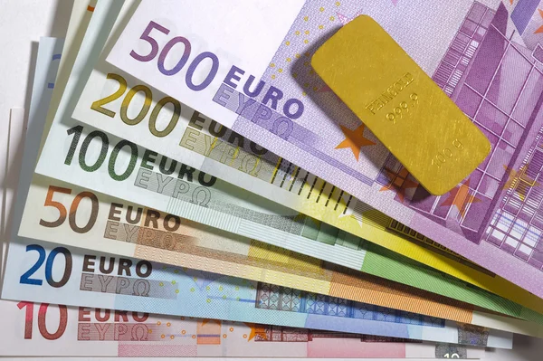 Gouden bar en euro — Stockfoto