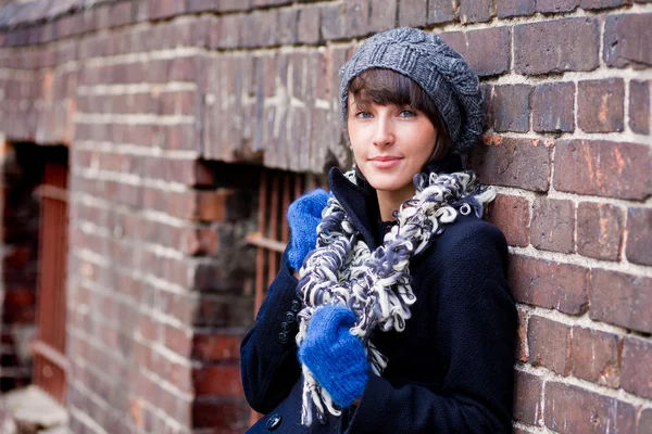 时尚的年轻女子 穿着灰色贝雷帽 蓝色手套和灰色围巾 — 图库照片