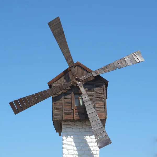 Moinho de vento de madeira antigo ramshackle — Fotografia de Stock
