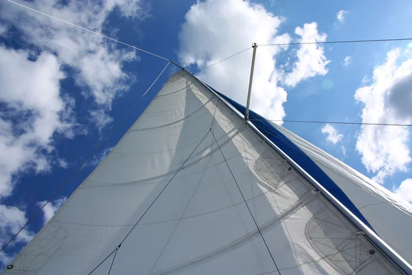 游艇风帆和桅杆与天空 — 图库照片