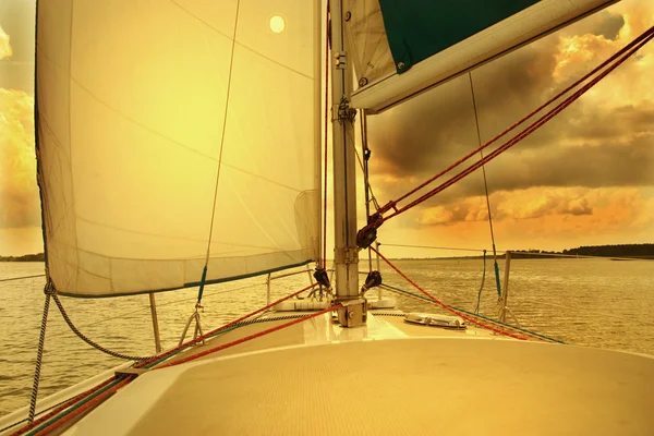 Yacht Under Sail em pôr do sol — Fotografia de Stock
