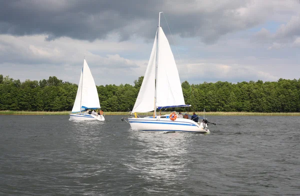 Yachts blancs naviguent dans le lac — Photo