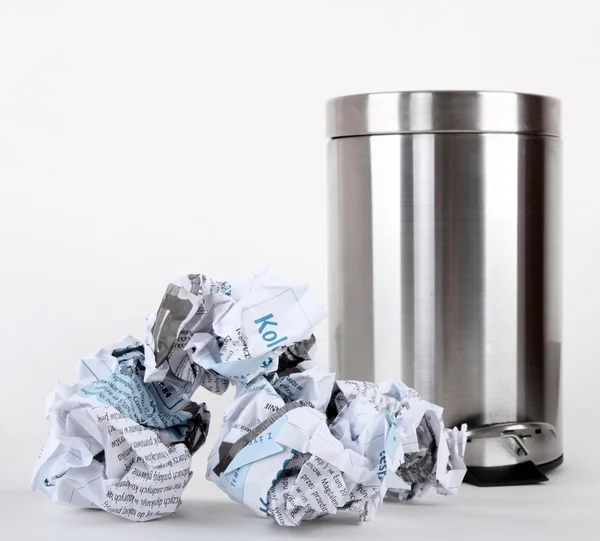 Papierkorb und Müll — Stockfoto