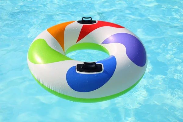 Colorfull simma ring i pool — Stockfoto